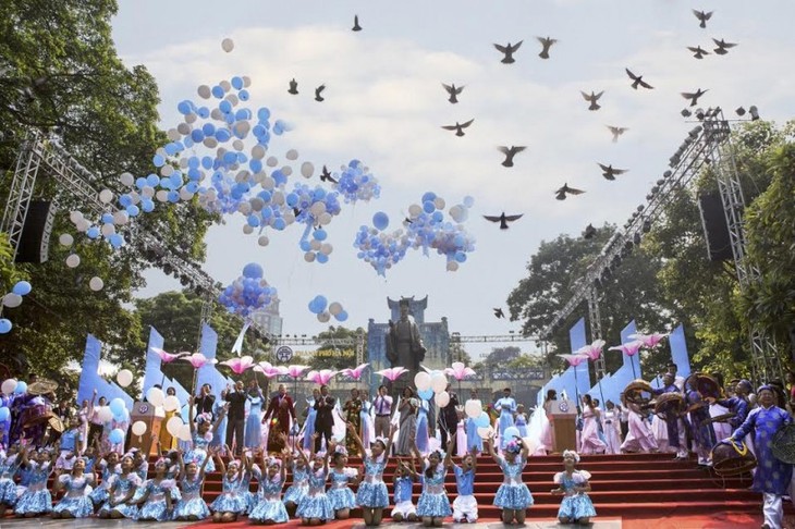 ຮ່າໂນ້ຍ ສະເຫຼີມສະຫຼອງວັນຮັບນາມມະຍົດ ນະຄອນແຫ່ງສັນຕິພາບ ຄົບຮອບ 20 ປີ - ảnh 1