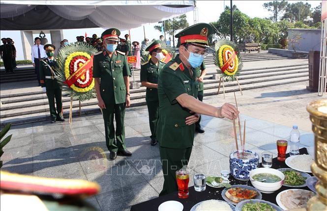 ກ໋​ວາງ​ຈິ ຈັດ​ຕັ້ງພິ​ທີໄວ້​ອາ​ໄລ ແລະ ປົງ​ອັດ​ຖິ​ນັກ​ຮົບ​ ແລະ ນັກ​ຊ​່ຽວ​ຊານ ຫວຽດ​ນາມ ທີ່ເສຍ​ສະຫຼະ​ຊີ​ວິດ​ຢູ່​ລາວ - ảnh 1