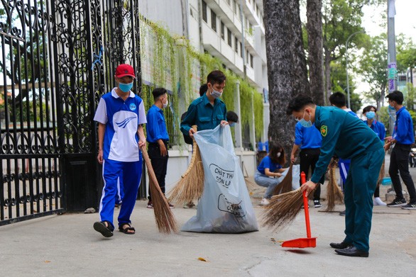 ຊາວ​ໜຸ່ມ​ນະ​ຄອນ​ໂຮ່​ຈີ​ມິນ ​ຕະ​ລຸມ​ບອນ ໃນ​ແນວ​ຮົມ​ປ້ອງ​ກັນ, ສະ​ກັດ​ກັ້ນ​ໂລກ​ລະ​ບາດ​ໂຄວິດ - 19 - ảnh 1