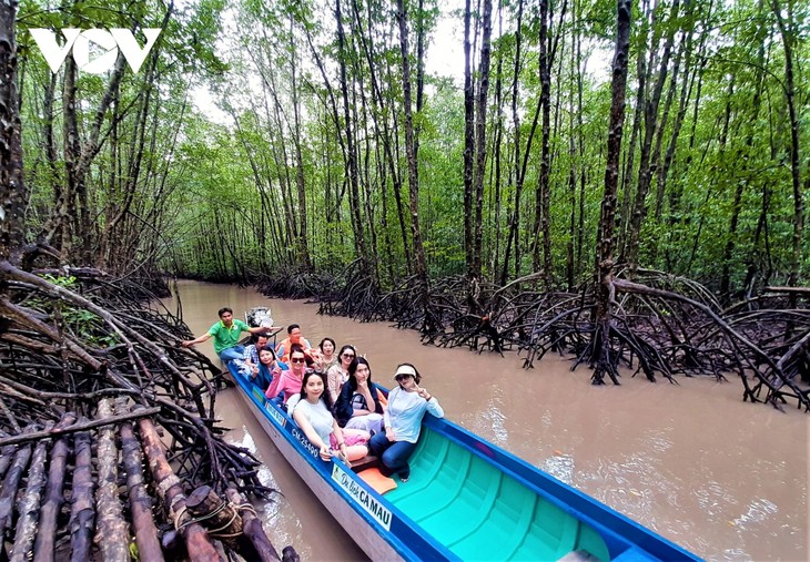 ຕົ້ນ​ໂກງ​ກາງ ຊ່ວຍ​ປະ​ຊາ​ຊົນ ກາ​ເມົາ ບືນ​ຕົວ​ຂຶ້ນ - ảnh 2