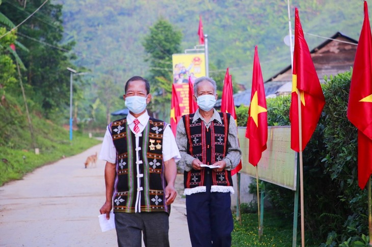 ຜູ້​ມີສິດ​ເລືອກ​ຕັ້ງ​ເຂດ​ຊາຍ​ແດນກວ໋າງນາມ ແລະ ເມືອງ​ເກາະ​ເຈື່ອງ​ຊາ ໄປ​ປ່ອນ​ບັດ​ເລືອກ​ຕັ້ງ​ກ່ອນ​ເວ​ລາ​ກຳ​ນົດ - ảnh 1