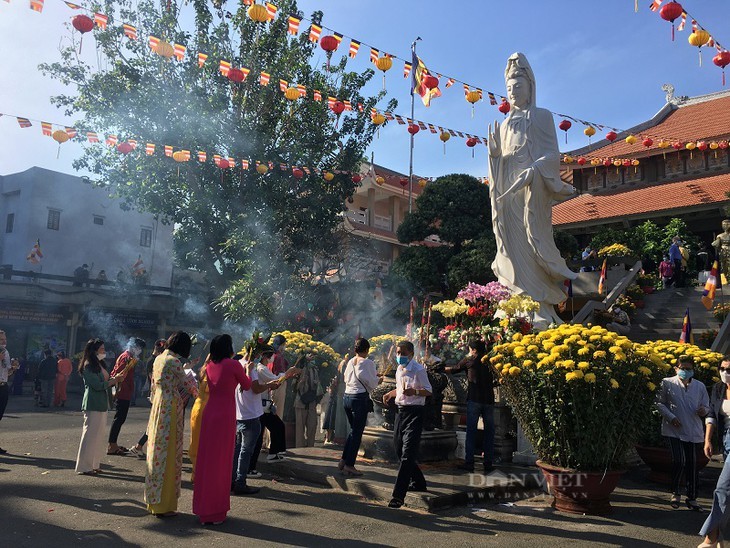 ໄປວັດຍາມຕົ້ນປີ - ຄວາມງາມທາງດ້ານວັດທະນະທຳອັນເປັນປະເພນີຂອງ ຊາວ ຫວຽດນາມ - ảnh 6