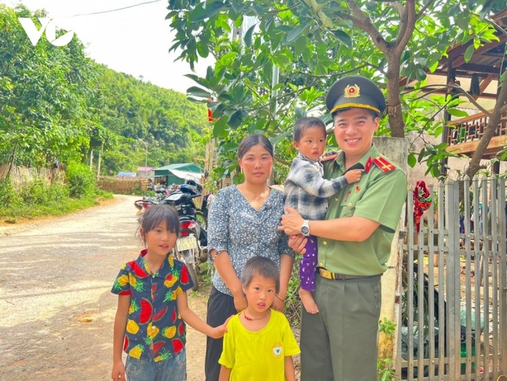 ຮ້ອຍຕີຕຳຫຼວດເຢືອງຫ໋າຍແອັງແລະເສັ້ນທາງຝາກຄວາມສຸກໃຫ້ແກ່ຊຸມຊົນ - ảnh 1