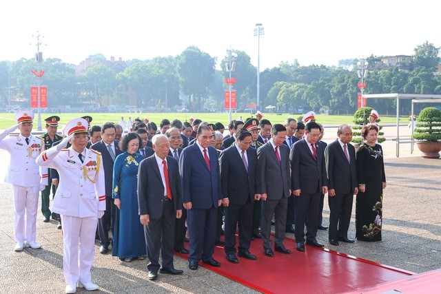 ການ​ນຳ​ພັກ, ລັດ ເຂົ້າ​ສຸ​ສານ​ໄຫວ້​ອາ​ໄລ​ປະ​ທານ ໂຮ່​ຈີ​ມິນ - ảnh 1