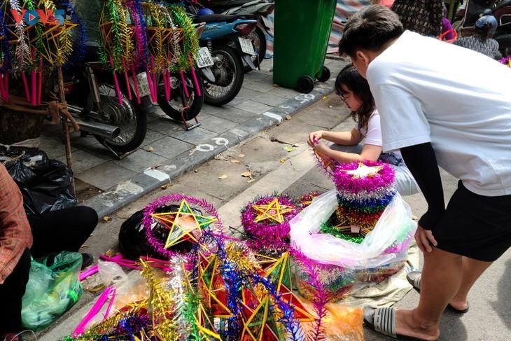 ຖະໜົນເກົ່າຮ່າໂນ້ຍ ຕ້ອນຮັບວັນບຸນໄຫ້ວພະຈັນຢ່າງຟົດຟື້ນມ່ວນຊື່ນ - ảnh 3