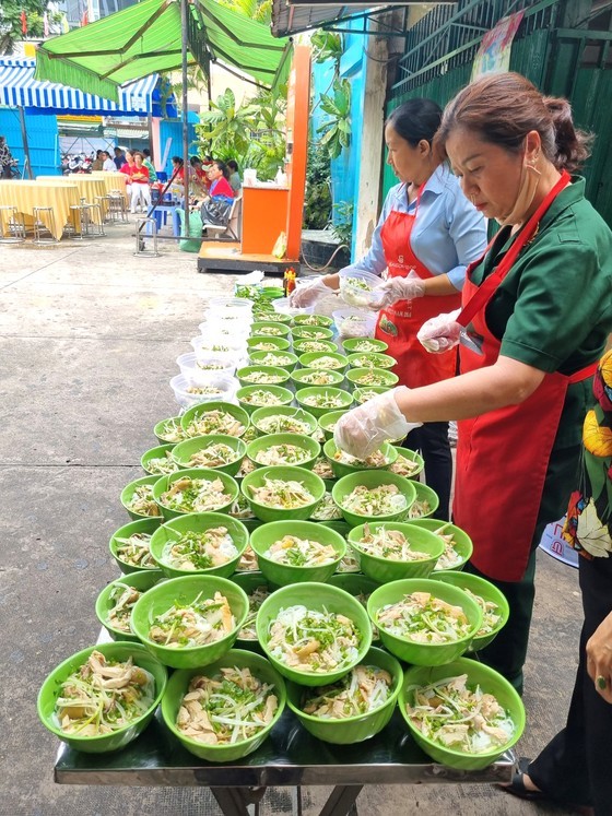 ຈຸດໃຫມ່ “ເດືອນພ້ອມກັບແມ່ຍິງເຄື່ອນໄຫວ” ຢູ່ ນະຄອນ ໂຮ່ຈີມິນ - ảnh 2