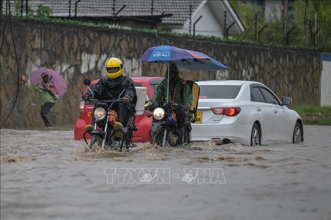 ນ້ຳ​ຖ້ວມ​ກໍ່​ຜົນ​ເສຍ​ຫາຍ​ຢ່າງ​ໜັກ​ໜ່ວງ​ຢູ່ ເຄັນ​ຢາ ແລະ ໂຊ​ມາ​ລີ - ảnh 1