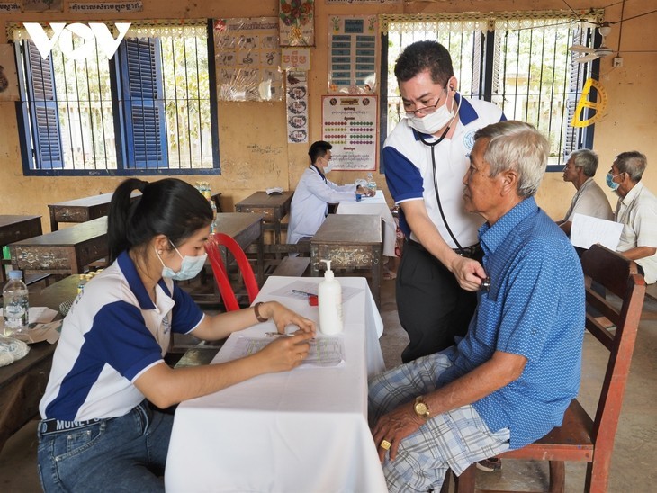 ພ້ອມກັນເບິ່ງແຍງດູແລສຸຂະພາບວົງຄະນະຍາດໃຫ້ຊາວ ກຳປູເຈຍ - ảnh 1