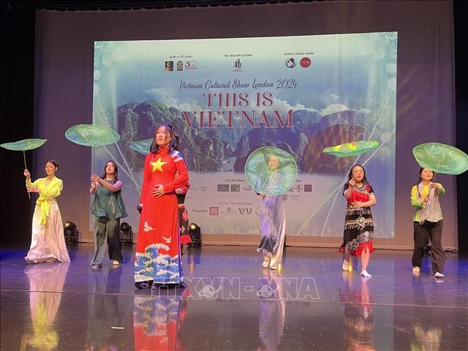 Vietnam Cultural Show London 2024: ໂຄ​ສະ​ນາ​ປະ​ເທດ​ຊາດ, ປະ​ຊາ​ຊົນ ແລະ ວັດ​ທະ​ນະ​ທຳ ຫວຽດ​ນາມ ສູ່​ເພື່ອນ​ມິດ​ສາ​ກົນ - ảnh 1