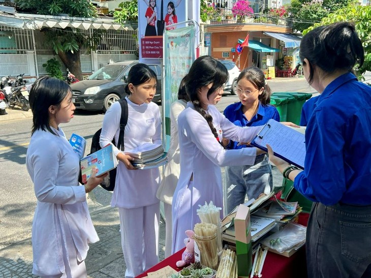 ປຶ້ມ​ເກົ່າຜ່ານມືຕໍ່ມື - ເສີມ​ສ້າງ​ໜໍ່​ຂຽວ - ảnh 1