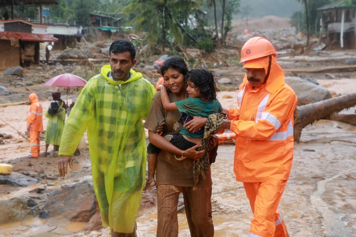 インド南部で土砂崩れ、100人超死亡　行方不明者多数 - ảnh 1