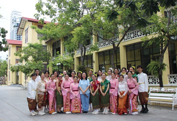 ຊຸດຫຼັກສູດບຳ​ລຸງ​ສ້າງ​ພາ​ສາ​ໄທ​ ໄລ​ຍະ​ສັ້ນ ໃຫ້​ແກ່​ນັກ​ສຶກ​ສາ ຫວຽດ​ນາມ - ຂົວ​ເຊື່ອມ​ຕໍ່​ນັກ​ສຶກ​ສາ​ທີ່​ຮັກ​ມັກ​ພາ​ສາ ໄທ - ảnh 1