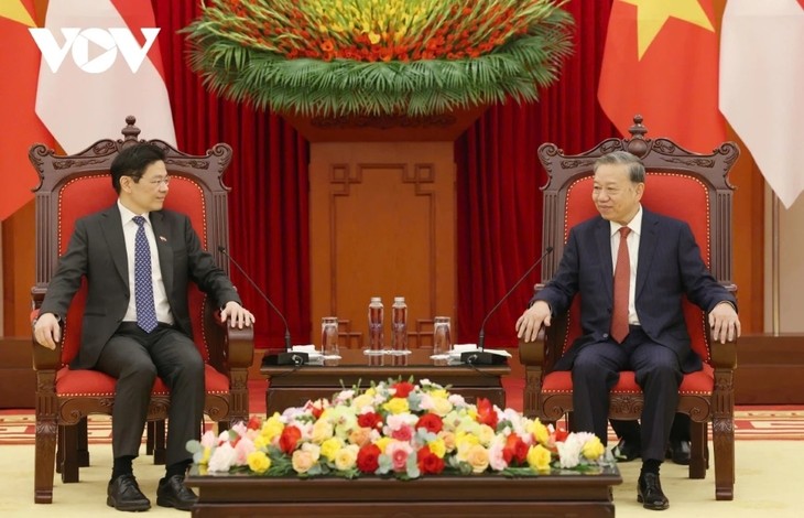 ທ່ານ​ນາ​ຍົກ​ລັດ​ຖະ​ມົນ​ຕີ ສິງ​ກະ​ໂປ ສິ້ນ​ສຸດ​ການ​ຢ້ຽມ​ຢາມ​ທາງ​ການຫວຽດ​ນາມ​ຢ່າງ​ຈົບ​ງາມ - ảnh 1