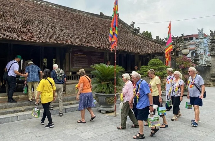 ໝູ່ບ້ານບູຮານ ຮຸ່ງໂລ - ແຫ່ງເກັບຮັກສາຈຸດວັດທະນະທຳພື້ນເມືອງ ຕິດພັນກັບການເຫຼື້ອມໃສບູຊາເຈົ້າຊີວິດ ຮຸ່ງ - ảnh 1