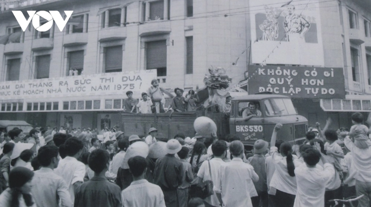 ຄວາມ​ໝາຍ​ຂ​ອງວັນ​ພັກ ວັນ​ທີ 30 ເມ​ສາ ແລະ ວັນ​ທີ 1 ພຶດ​ສະ​ພາ ​ຢູ່ ຫວຽດ​ນາມ - ảnh 1