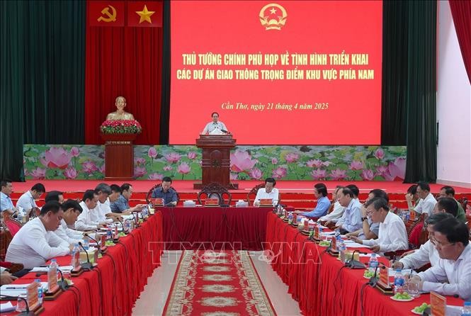 ນາ​ຍົກ​ລັດ​ຖະ​ມົນ​ຕີ ຟ້າມ​ມິງ​ຈິງ ເປັນ​ປະ​ທານກອງ​ປະ​ຊຸມ​ກັບ​ບັນ​ດາ​ກະ​ຊວງ, ຂະ​ແໜງ​ການ, ທ້ອງ​ຖິ່ນ​ກ່ຽວ​ກັບ​ບັນ​ດາ​ໂຄງ​ການ​ຈຸດ​ສຸມ​ເຂດ​ພາກ​ໃຕ້ - ảnh 1