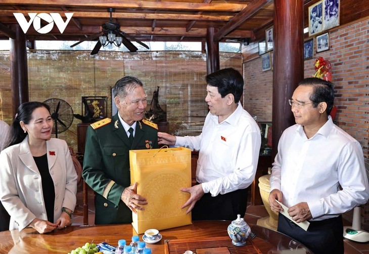 ປະ​ທານ​ປະ​ເທດ ເລືອງ​ເກື່ອງ ລົງພົບ​ປະ​ກັບ​ຜູ້​ມີ​ສິດ​ເລືອກ​ຕັ້ງ​ຢູ່​ເມືອງ ກູ໋​ຈີ ແລະ ຮ​ອັກ​ມົນ - ảnh 3