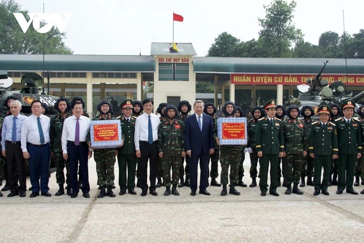 ທ່ານ​ເລ​ຂາ​ທິ​ການ​ໃຫຍ່ ໂຕ​ເລິມ: ເຫຼົ່າ​ຮົບ​ລົດ​ຫຸ້ມ​ເກາະ ຕ້ອງ​ເປັນ​ກຳ​ລັງຫຼວງ, ຍອດ​ຢ້ຽມ ແລະ ທັນ​ສະ​ໄໝ ຢ່າງ​ແທ້​ຈິງ - ảnh 2