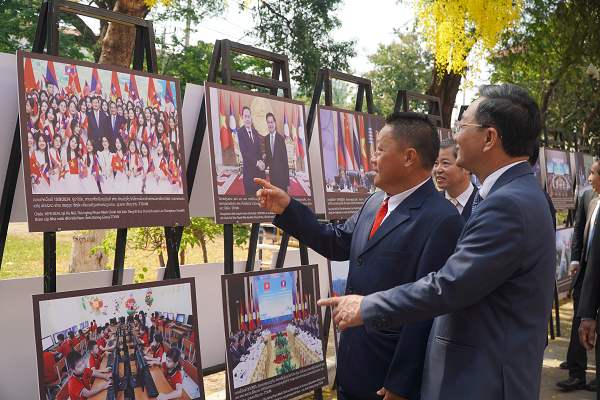 ແນະ​ນຳ​ພາ​ລະ​ກິດ​ຕໍ່​ສູ້​ກູ້​ຊາດ​ຂອງ​ຊາດ ຫວຽດ​ນາມ ເຖິງ​ມະ​ຫາ​ຊົນ ລາວ - ảnh 1