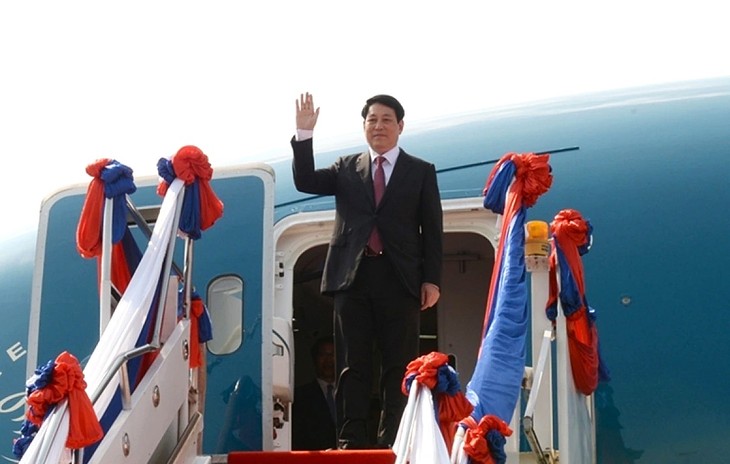 ປະທານປະເທດ ແຫ່ງ ສສ ຫວຽດນາມ ພ້ອມຄະນະເດີນທາງເຖິງ ນະຄອນຫລວງວຽງຈັນ - ảnh 1