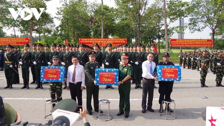 ຮອງ​ລັດ​ຖະ​ມົນ​ຕີ​ກະ​ຊວງ​ປ້ອງ​ກັນ​ປະ​ເທດ ຮ​ວ່າງ​ຊວັນ​ຈຽນ ຢື້​ຢາມ​ຖາມ​ຂ່າວ, ລະ​ດົມ​ກຳ​ລັງ​ໃຈ​ບັນ​ດາ​ຄະ​ນະ​ກອງ​ທັບ​ສາ​ກົນ​ທີ່​ເຂົ້າ​ຮ່ວມ​ການ​ເດີນ​ຂະ​ບວນ​ສວນ​ສະ​ໜາມ - ảnh 2