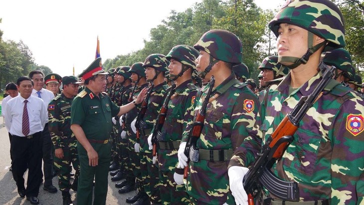 ຮອງ​ລັດ​ຖະ​ມົນ​ຕີ​ກະ​ຊວງ​ປ້ອງ​ກັນ​ປະ​ເທດ ຮ​ວ່າງ​ຊວັນ​ຈຽນ ຢື້​ຢາມ​ຖາມ​ຂ່າວ, ລະ​ດົມ​ກຳ​ລັງ​ໃຈ​ບັນ​ດາ​ຄະ​ນະ​ກອງ​ທັບ​ສາ​ກົນ​ທີ່​ເຂົ້າ​ຮ່ວມ​ການ​ເດີນ​ຂະ​ບວນ​ສວນ​ສະ​ໜາມ - ảnh 1