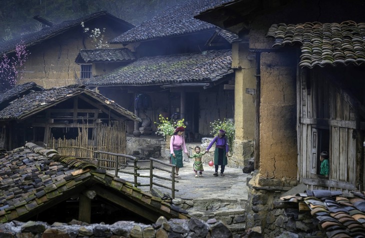 ເຮືອນຝາດິນ - ຄວາມງາມທາງດ້ານສະຖາປັດຕະຍະກຳ ທີ່ມີຊີວິດຊີວາໃນທ່າມກາງພູຜາປ່າໄມ້ ແຂວງ ຮ່າຢາງ - ảnh 1