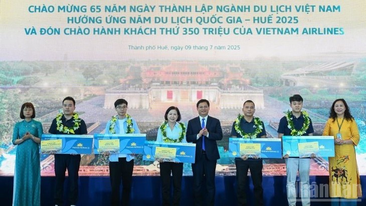 Vietnam Airlines ຕ້ອນຮັບຜູ້ໂດຍສານທີ 350 ລ້ານໃນວິວັດການ 30 ປີ - ảnh 1