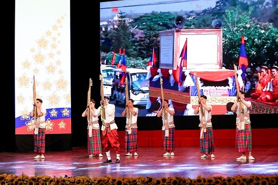 ສັບ​ປະ​ດາ​ວັດ​ທະ​ນະ​ທຳ​ລາວ ຢູ່ ຫວຽດ​ນາມ ປີ 2025 ເຕັມ​ໄປ​ດ້ວຍ​ຈັງ​ຫວະທຳ​ນອງແຫ່ງ​ສັນ​ຕິ​ພາບ - ảnh 4