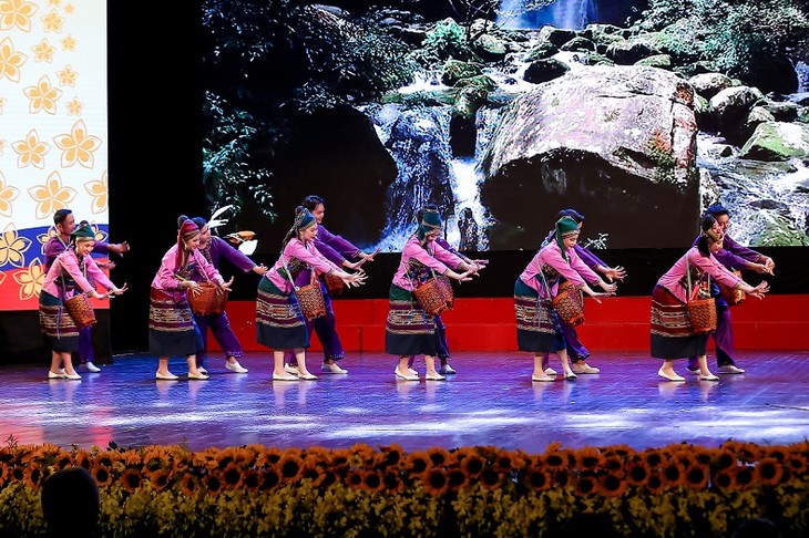 ສັບ​ປະ​ດາ​ວັດ​ທະ​ນະ​ທຳ​ລາວ ຢູ່ ຫວຽດ​ນາມ ປີ 2025 ເຕັມ​ໄປ​ດ້ວຍ​ຈັງ​ຫວະທຳ​ນອງແຫ່ງ​ສັນ​ຕິ​ພາບ - ảnh 3