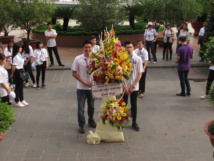 Jóvenes vietnamitas expresan su gratitud al Presidente Ho Chi Minh - ảnh 1