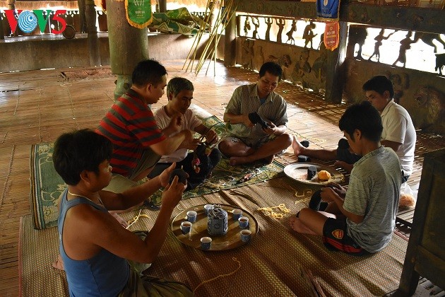 Espacio comunitario dentro de la casa comunal “Guol” de los Co Tu  - ảnh 2