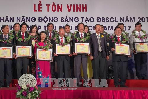   Premian a los empresarios y las empresas sobresalientes en el Delta del río Mekong - ảnh 1