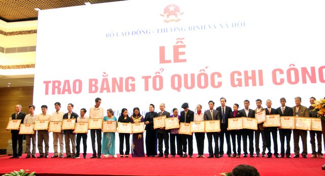 Vietnam reconoce a personas con méritos revolucionarios - ảnh 1