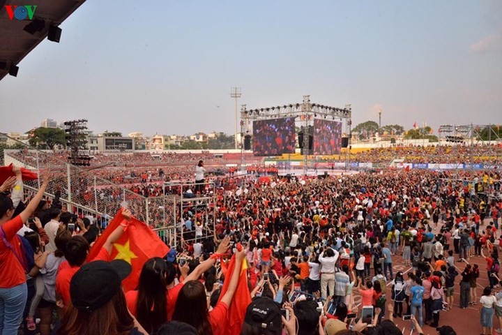 Sub-23 de fútbol vietnamita celebra su victoria con seguidores en el sur - ảnh 1