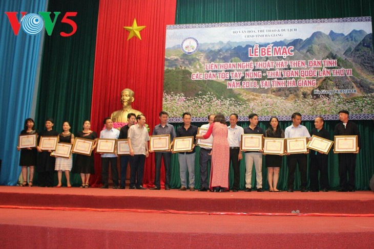 Culmina el VI Festival nacional del Canto Then y la Cítara Tinh  - ảnh 1