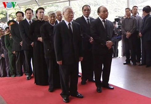 Inician acto fúnebre en homenaje a Do Muoi, ex secretario general del Partido Comunista de Vietnam - ảnh 1