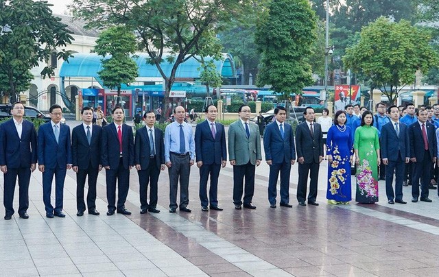 Líderes de Hanói conmemoran 101 aniversario de la Revolución de Octubre - ảnh 1