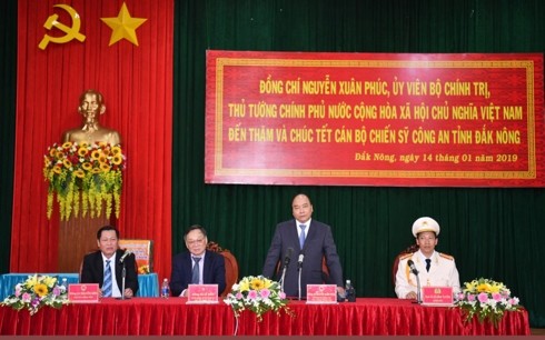 Premier vietnamita se reúne con fuerzas de seguridad pública en Dac Nong - ảnh 1