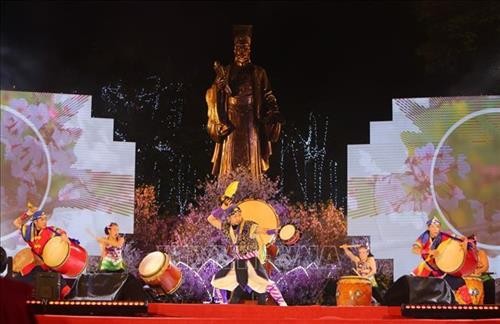 Centro de Hanói teñido por el color de flores de cerezo de Japón - ảnh 1