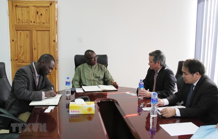 Vietnam y Gambia sustentan abogan por afianzar cooperación comercial - ảnh 1