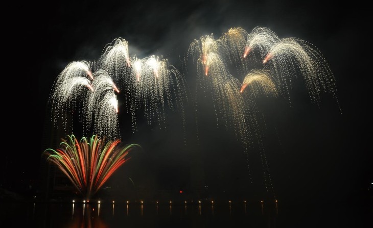 Bélgica y Brasil compiten en Festival de Fuegos Artificiales de Da Nang - ảnh 1