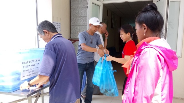 Cocineros de “Tu Tam” ayudan a compatriotas en difícil situación - ảnh 1