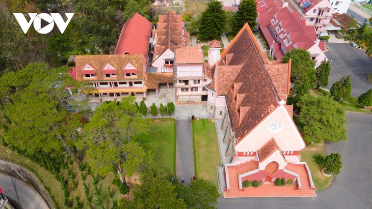 Descubrir la hermosa iglesia rosada en Da Lat - ảnh 5