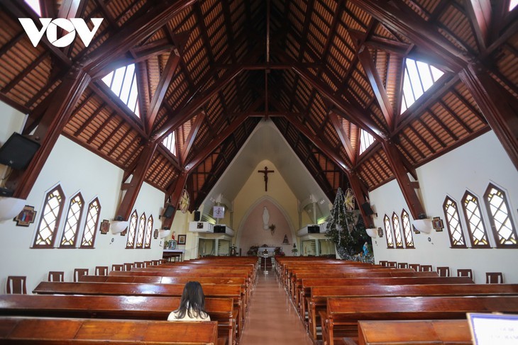 Descubrir la hermosa iglesia rosada en Da Lat - ảnh 6