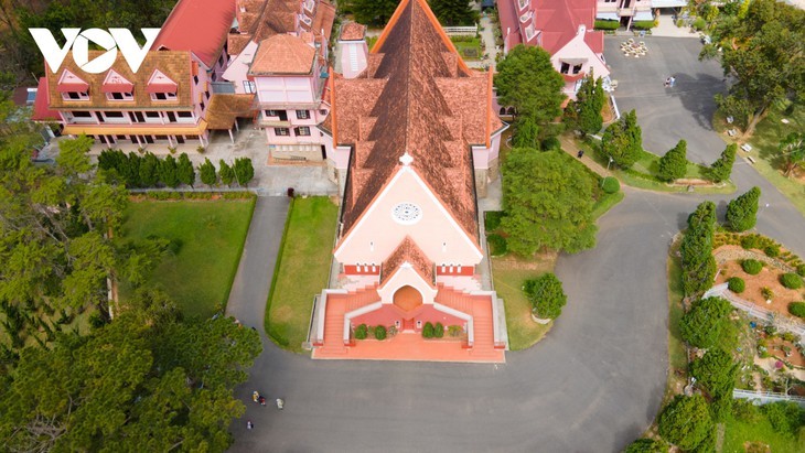 Descubrir la hermosa iglesia rosada en Da Lat - ảnh 7