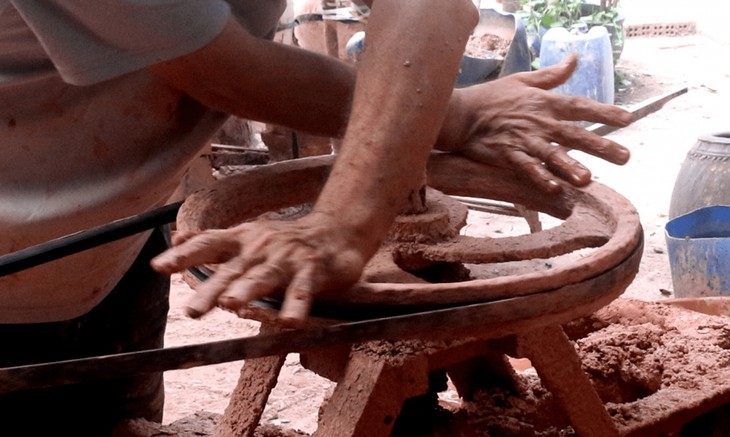 Binh Duong produce “búfalos” de cerámica para la fiesta del Tet - ảnh 2