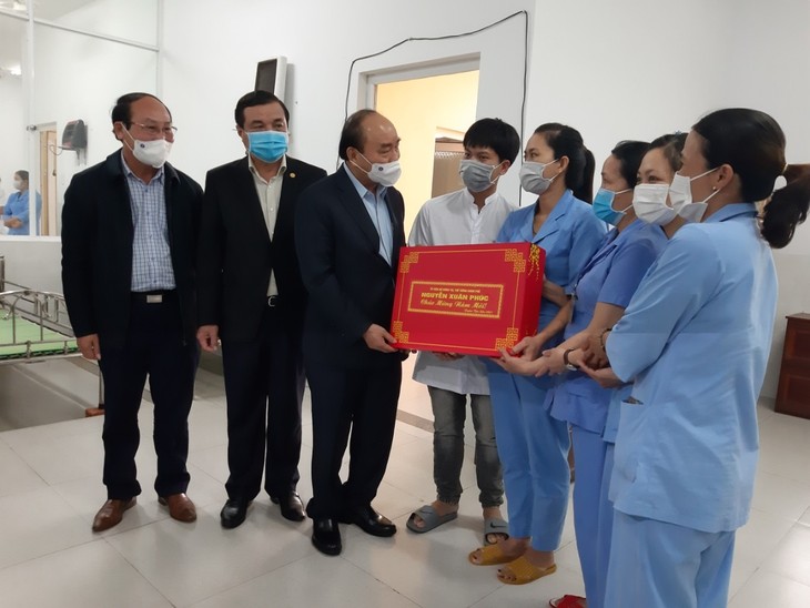 Funktionäre der Partei, des Staates und der Regierung überreichen Geschenke zum Tet-Fest - ảnh 1