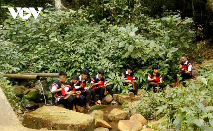 Intercambio artístico entre jóvenes apasionados por los gongs en Buon Ma Thuot - ảnh 3