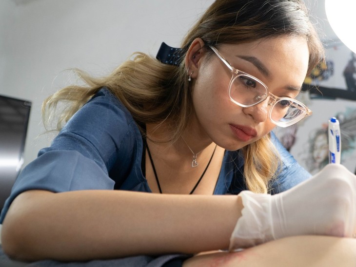 Joven hanoyense convierte cicatrices en arte - ảnh 1